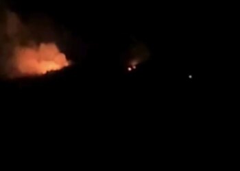 Zjarri riaktivizohet në lagjen Abazë të Krujës, autoritetet ende nuk kanë arritur në vatrën e flakëve