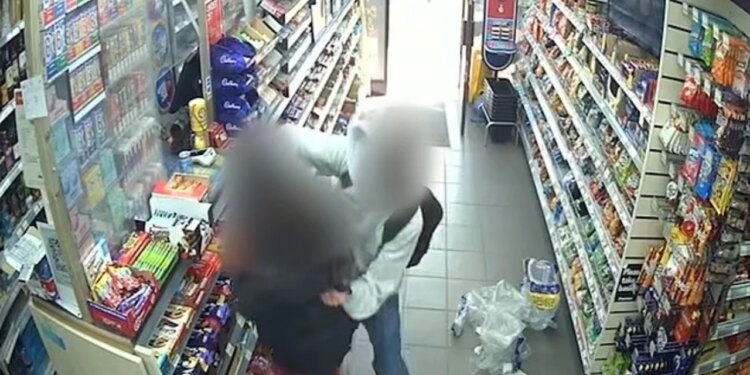 14-vjeçari ndiqte prej muajsh shoqen e shkollës dhe e goditi disa herë me thikë pasi ajo e refuzoi