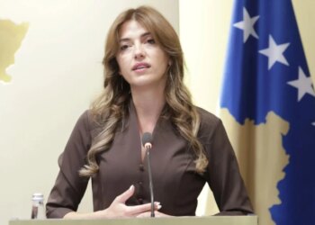 Rishkruaj titullin më poshtë duke ruajtur kuptimin e saktë. Rregulla: - Ruaj gjuhën origjinale. Mos e përkthe. - Mos shto informacion të ri. - Mos shto komente apo interpretime. - Mos e zgjat më shumë se 15–18 fjalë. - Mos përdor fraza sensacionale nëse nuk janë në origjinal. - Jep vetëm titullin e ri, pa thonjëza dhe pa tekst shtesë. :Kuvendi i Kosovës mblidhet sot, LVV pritet të propozojë Albulena Haxhiun për kryetare