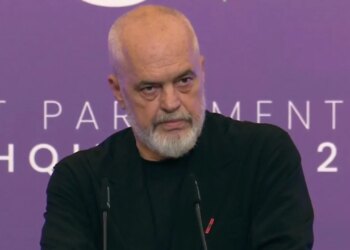 Rishkruaj titullin më poshtë duke ruajtur kuptimin e saktë. Rregulla: - Ruaj gjuhën origjinale. Mos e përkthe. - Mos shto informacion të ri. - Mos shto komente apo interpretime. - Mos e zgjat më shumë se 15–18 fjalë. - Mos përdor fraza sensacionale nëse nuk janë në origjinal. - Jep vetëm titullin e ri, pa thonjëza dhe pa tekst shtesë. :Rama mbledh drejtuesit politikë në ‘Vilën e Kuqe’, llogari para kryeministrit për takimet ballë për ballë me qytetarët