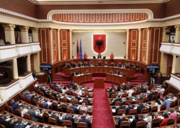 Rishkruaj titullin më poshtë duke ruajtur kuptimin e saktë. Rregulla: - Ruaj gjuhën origjinale. Mos e përkthe. - Mos shto informacion të ri. - Mos shto komente apo interpretime. - Mos e zgjat më shumë se 15–18 fjalë. - Mos përdor fraza sensacionale nëse nuk janë në origjinal. - Jep vetëm titullin e ri, pa thonjëza dhe pa tekst shtesë. :PS “dhuratë” opozitës listën me 41 projektligje që duhen miratuar për integrimin europian, Top Channel publikon përmbajtjen