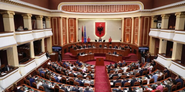 Rishkruaj titullin më poshtë duke ruajtur kuptimin e saktë. Rregulla: - Ruaj gjuhën origjinale. Mos e përkthe. - Mos shto informacion të ri. - Mos shto komente apo interpretime. - Mos e zgjat më shumë se 15–18 fjalë. - Mos përdor fraza sensacionale nëse nuk janë në origjinal. - Jep vetëm titullin e ri, pa thonjëza dhe pa tekst shtesë. :PS “dhuratë” opozitës listën me 41 projektligje që duhen miratuar për integrimin europian, Top Channel publikon përmbajtjen