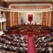 Rishkruaj titullin më poshtë duke ruajtur kuptimin e saktë. Rregulla: - Ruaj gjuhën origjinale. Mos e përkthe. - Mos shto informacion të ri. - Mos shto komente apo interpretime. - Mos e zgjat më shumë se 15–18 fjalë. - Mos përdor fraza sensacionale nëse nuk janë në origjinal. - Jep vetëm titullin e ri, pa thonjëza dhe pa tekst shtesë. :PS “dhuratë” opozitës listën me 41 projektligje që duhen miratuar për integrimin europian, Top Channel publikon përmbajtjen