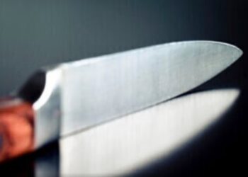 41-vjeçari kërcënon me thikë një kalimtar, shoferi e përplas me makinë për ta ndaluar