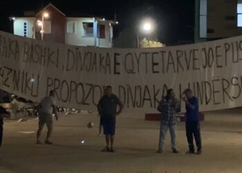 42 ditë protestë: Banorët e Divjakës marshojnë kundër bashkimit me Lushnjen; ish-drejtori: Erdhi nga Gjermania për ta mbështetur