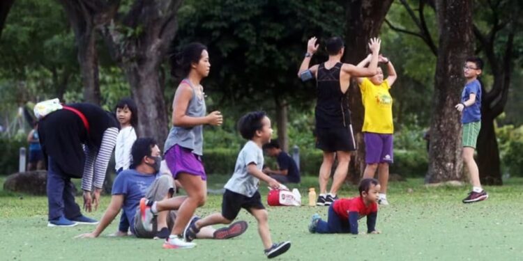 55 mijë dollarë për fëmijë deri 17 vjeç; Singapori lufton plakjen me bonus lindjeje dhe leje për prindërit