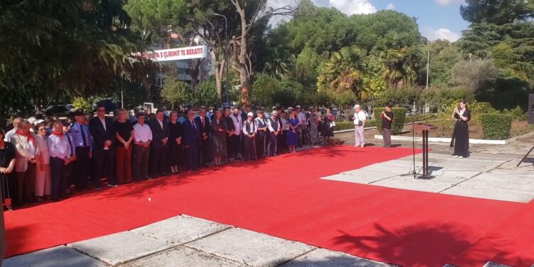 82-vjetori i Çlirimit të Beratit: Homazhe dhe nderime në Varrezat e Dëshmorëve, i pranishëm ministri Ervin Demo