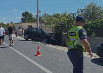 Aksident i rëndë në Fiershegan: trajleri përplas dy makina, ndërsa shoferi largohet nga vendngjarja
