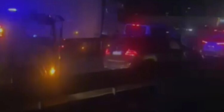 Aksident i trefishtë në autostradën Tiranë‑Durrës pranë mbikalimit të Rinasit, Benz-i përmbyset dhe bllokohet trafiku
