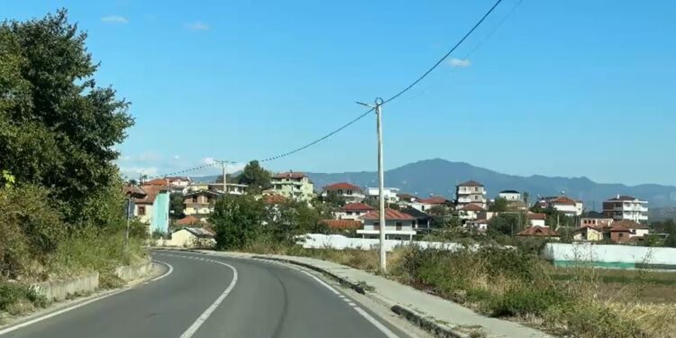 Aksident në Cërrik: motoçikleta përplas nxënësen 14-vjeçare, dyshohet se ishte me shpejtësi