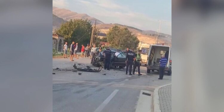 Aksident në aksin Kuçovë–Berat: dy automjete u përplasën, raportohet për dy të plagosur