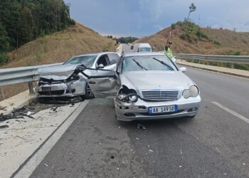Aksident në aksin Peshkopi–Maqellarë, dy të plagosur; një prej tyre niset drejt Traumës