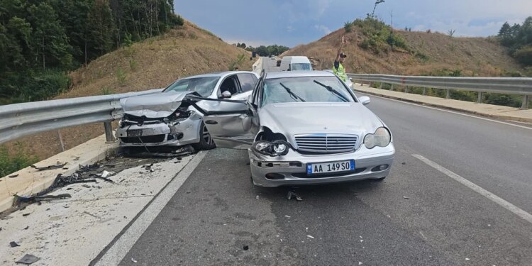 Aksident në aksin Peshkopi–Maqellarë, dy të plagosur; një prej tyre niset drejt Traumës