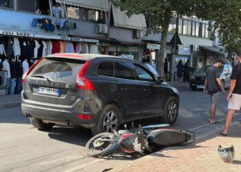 Aksident në zonën e Don Boskos: makina përplas motorin, drejtuesi në gjendje të rëndë