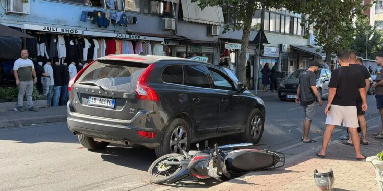 Aksident në zonën e Don Boskos: makina përplas motorin, drejtuesi në gjendje të rëndë