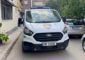 Aksident tragjik në Maliq: 43-vjeçari humb jetën, makina rrëshqet dhe e zë poshtë teksa nxirrte rrobat nga bagazhi