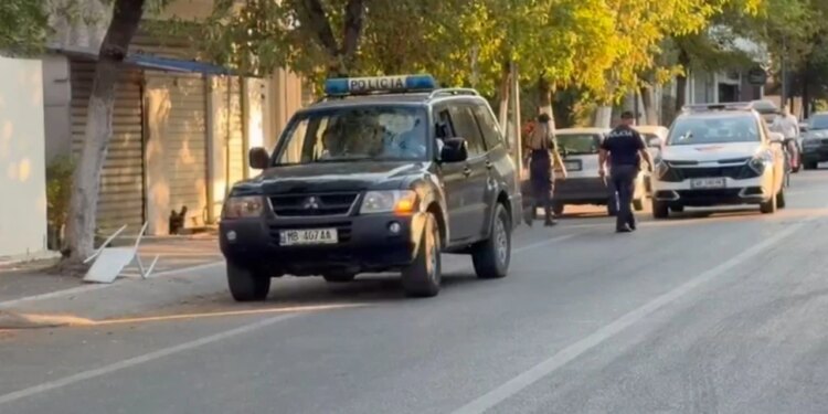 Aksion i madh në Tiranë, arrestohen 8 të kërkuar për krime të rënda, armë, drogë dhe vjedhje
