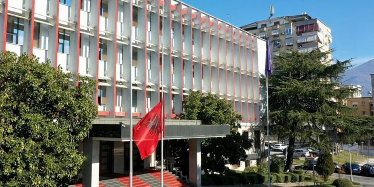 Alarm për bombë: Gjendet çantë e dyshimtë pranë Ministrisë së Jashtme, ekspertët në vendngjarje