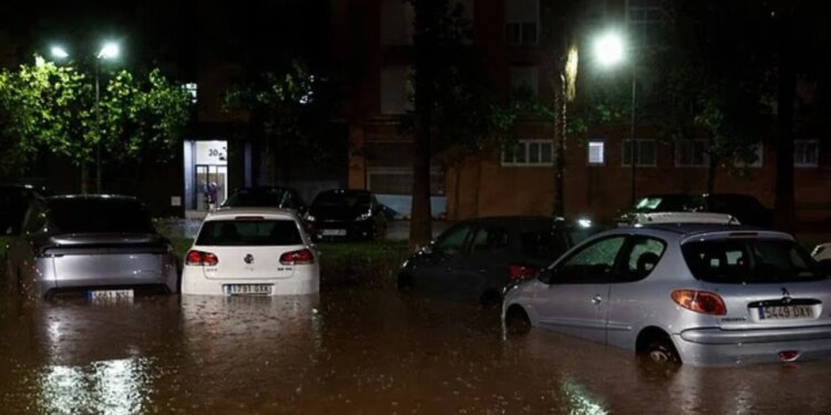 Alarm për reshje të dendura në Spanjë, përmbytjet paralizojnë Barcelonën dhe anulohen mbi 100 fluturime