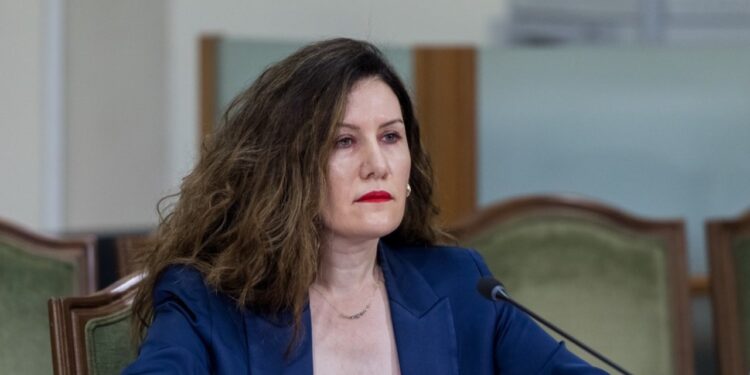 Analiza: Pikëpyetje mbi urgjencën e arrestimit të kryetares së SHISH-it