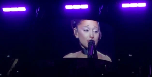 Ariana Grande shpërthen në lot teksa i jep lamtumirën skenës: Duhet të vendosen kufij, ndonjëherë na duhet pushim