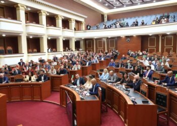 Armët vijnë nga Afrika, paketohen në Shqipëri; Opozita kërkon hetim parlamentar pas denoncimeve të Ahmetajt
