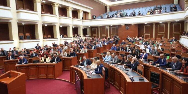 Armët vijnë nga Afrika, paketohen në Shqipëri; Opozita kërkon hetim parlamentar pas denoncimeve të Ahmetajt