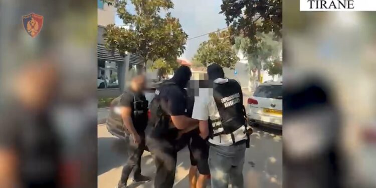 Arrestohet 20-vjeçari në Tiranë, pasi porositi 4.6 kg kanabis nga SHBA-ja