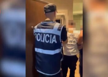 Arrestohet 28-vjeçari që shiste kokainë pranë shkollave në kryeqytet; sekuestrohen pistoleta dhe 235 doza kokaine