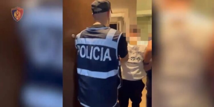 Arrestohet 28-vjeçari që shiste kokainë pranë shkollave në kryeqytet; sekuestrohen pistoleta dhe 235 doza kokaine