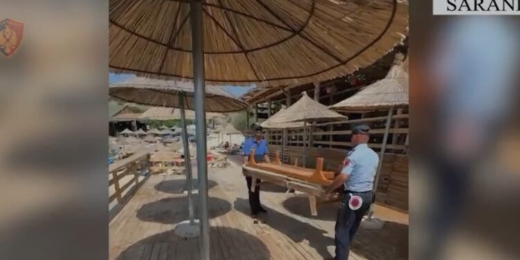 Arrestohet 47-vjeçari që po ndërtonte pa leje në zonën e plazhit në Sarandë; sekuestrohen 48 shezlongë e çadra