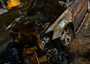 Automjet i parkuar digjet gjatë natës në Vlorë, dyshohet për zjarrvënie të qëllimshme