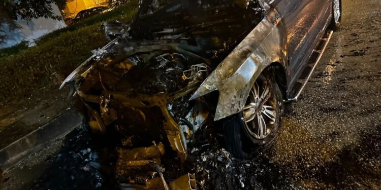 Automjet i parkuar digjet gjatë natës në Vlorë, dyshohet për zjarrvënie të qëllimshme