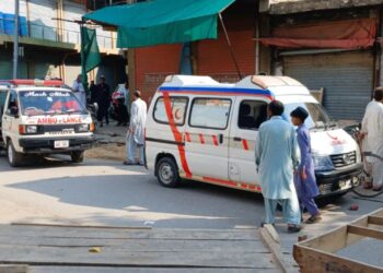 Automjet me eksploziv përplas xhaminë në Pakistan; 16 të vdekur, mes tyre pesë oficerë policie