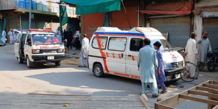 Automjet me eksploziv përplas xhaminë në Pakistan; 16 të vdekur, mes tyre pesë oficerë policie