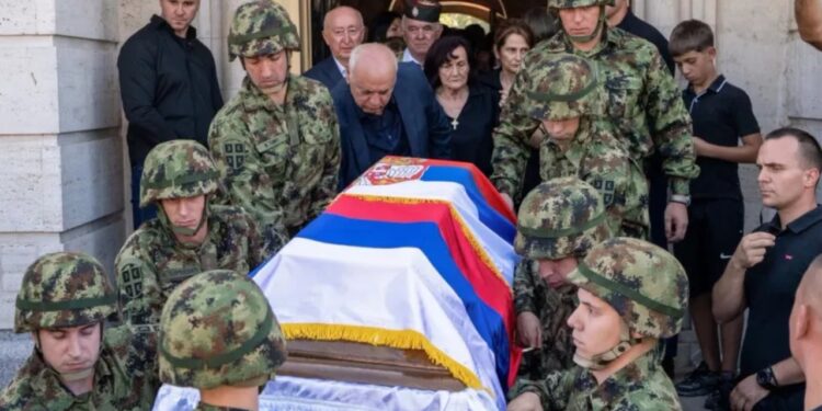 BE thyen heshtjen për nderimet ushtarake ndaj Mlladiç: Shokues glorifikim i një krimineli lufte