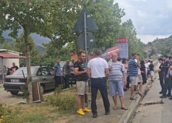 Banorët bllokojnë aksin kryesor me thirrjen Mos e prek Memaliajn, kundër bashkimit me Tepelenën