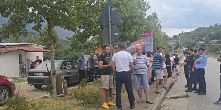 Banorët bllokojnë aksin kryesor me thirrjen Mos e prek Memaliajn, kundër bashkimit me Tepelenën