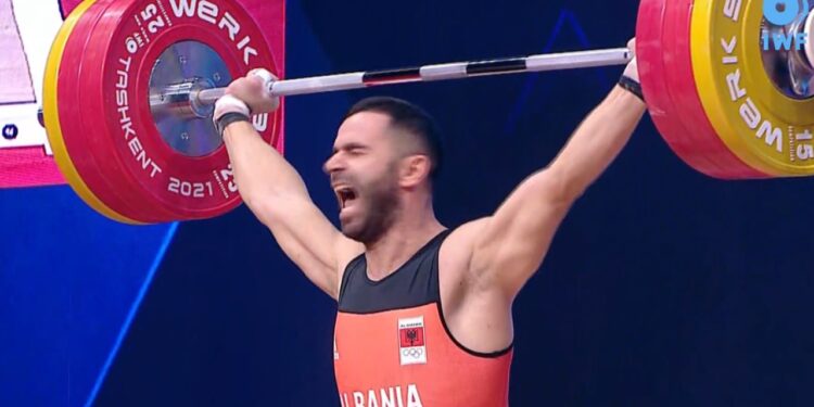 Bëri Shqipërinë krenare, por shpërthen pas medaljes — Calja: Nuk mund t’i hiqet trajneri kampionit të Botës, federatë qesharake