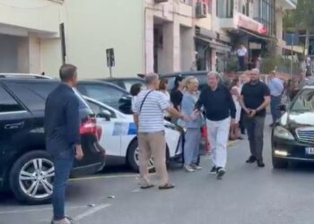 Berisha paraqitet në SPAK, zbaton masën detyrim paraqitje dhe pritet nga mbështetësit