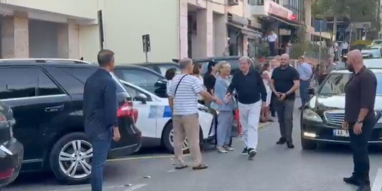 Berisha paraqitet në SPAK, zbaton masën detyrim paraqitje dhe pritet nga mbështetësit