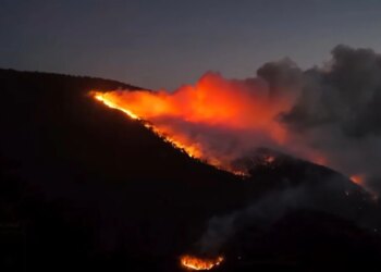 Betejë me flakët në qarkun e Shkodrës, situatë problematike në malin e Tërbunit në Pukë