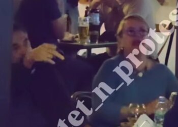 Burg burg, protestues përplasen me Çuçin dhe bashkëshorten në kafene; reagon deputeti i PS dhe Delina Fico