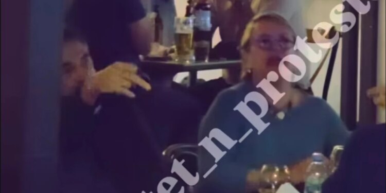 Burg burg, protestues përplasen me Çuçin dhe bashkëshorten në kafene; reagon deputeti i PS dhe Delina Fico