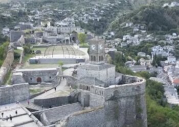 Çelet ekspozita Piktura dhe Gjirokastra e gurtë e piktorit Pëllumb Pucit në kalanë e qytetit