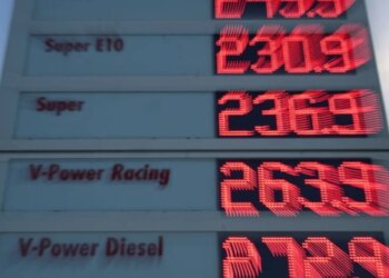 Çmimet rekord të karburantit shqetësojnë BE-në, shtohen thirrjet për taksë mbi fitimet e kompanive të energjisë