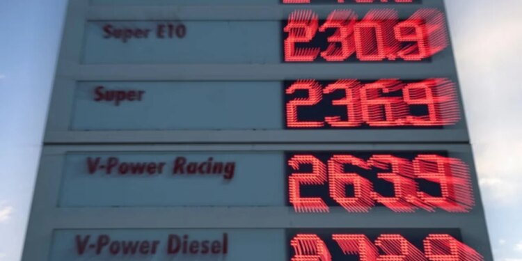 Çmimet rekord të karburantit shqetësojnë BE-në, shtohen thirrjet për taksë mbi fitimet e kompanive të energjisë