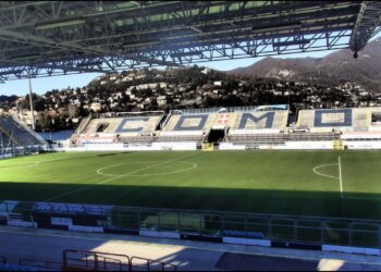 Como debuton në Champions League, drejtuesit e klubit bëjnë gjestin e duartrokitjes për tifozët