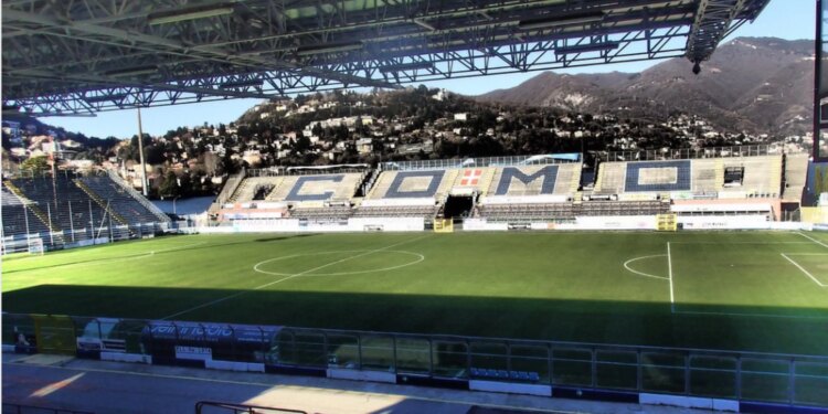 Como debuton në Champions League, drejtuesit e klubit bëjnë gjestin e duartrokitjes për tifozët