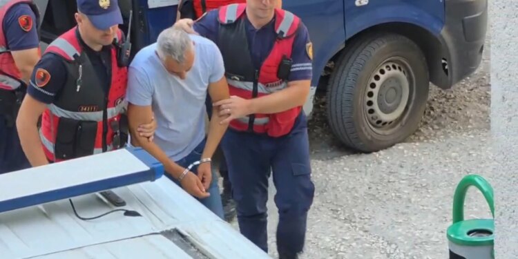 Daja i Zegjine Çaushit, që plagosi babain e ish-bashkëjetueses, pritet në Gjykatën e Fierit për masën e sigurisë